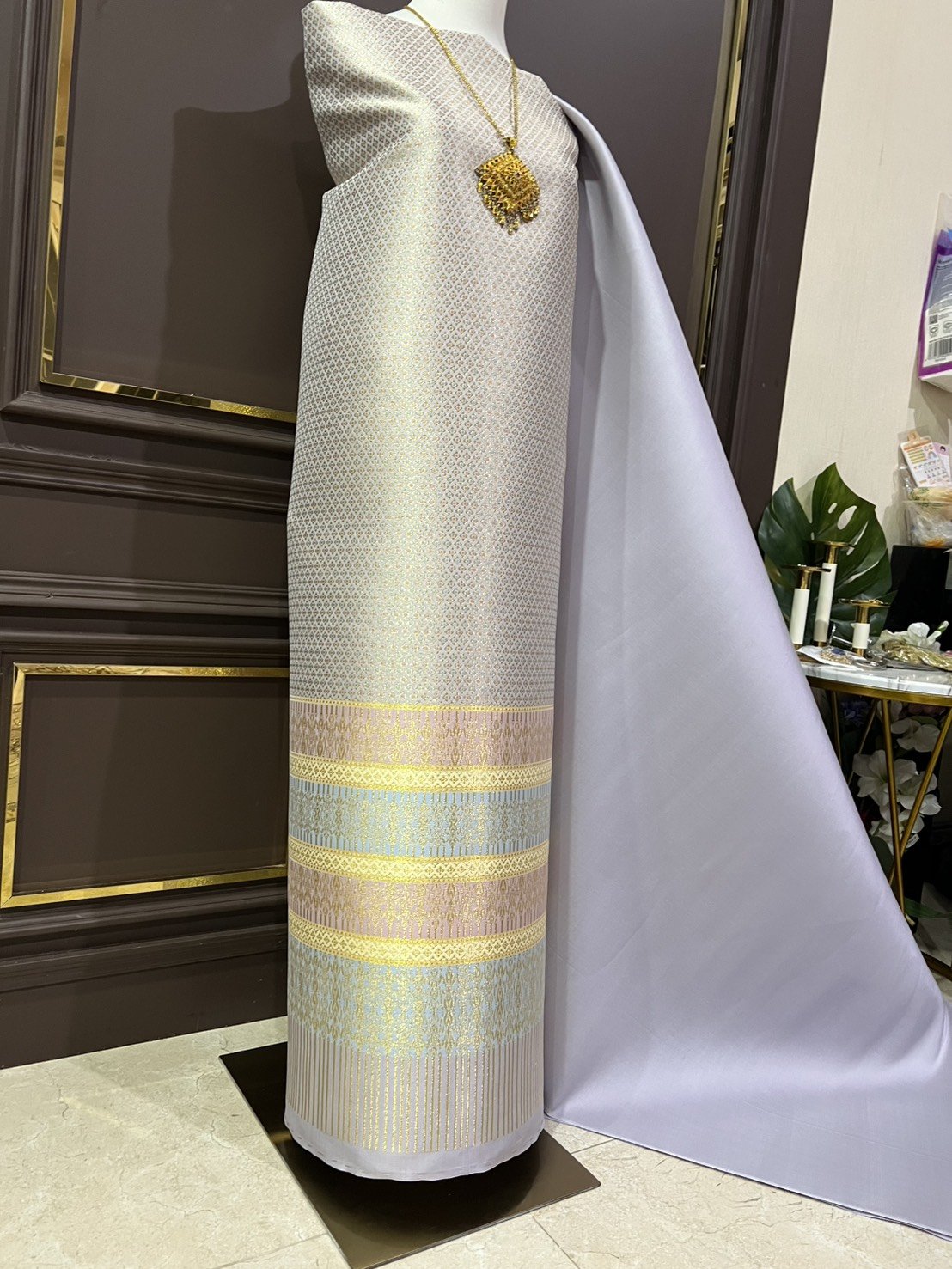 (ผ้าชุด)ผ้าไหมยกดอกลำพูน ยกดอกดิ้นทอง ขนาด 1.03x4.40เมตร ลายอินเดีย พื้นสีม่วงพาสเทลอมเทารหัส N90-29-R0028