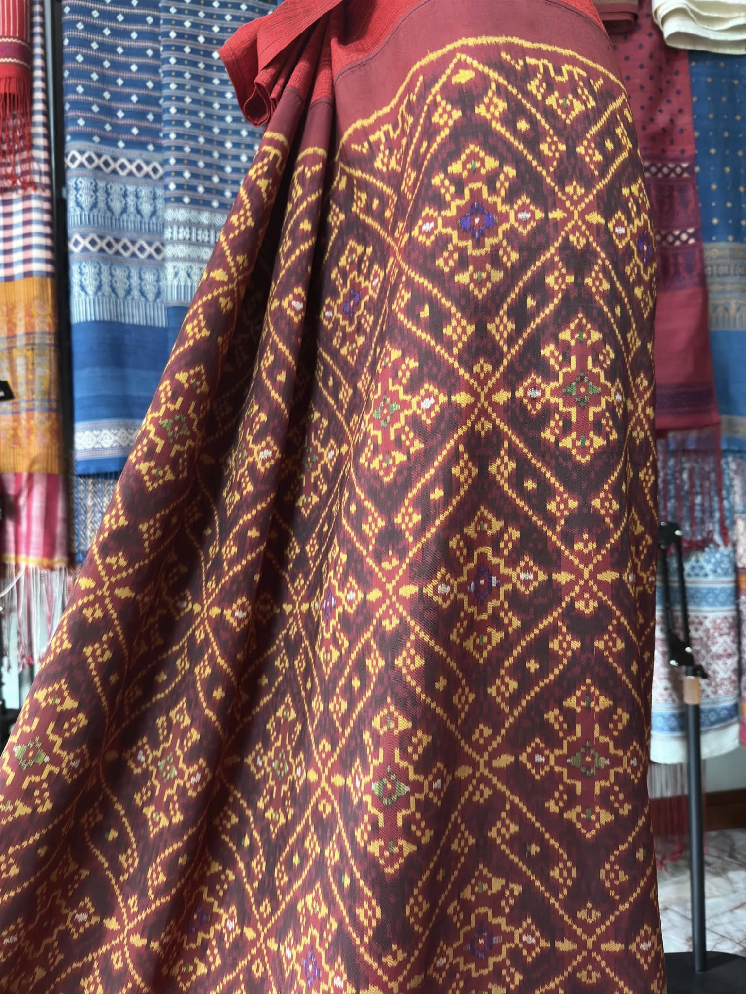 ซิ่น พระตะบอง ผ้าจามทอสามตะกอ ขนาด 118x160ซม พื้นสีแดง รหัส N9-SIL-AJ10