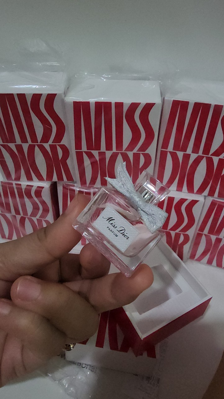 น้ำหอมจิ๋วมินิ Dior Miss Dior Parfum 5ml พร้อมกล่อง Limited สวยม๊ากๆๆ แบบแต้มมีกล่อง ( Mini Perfume น้ำหอมขนาดพกพา) น้ำหอมจิ๋วมินิ ขวดน่ารัก ตั้งโชว์ก็สวย พกพาก็สะดวก หัวแต้มตามจุดชีพจร