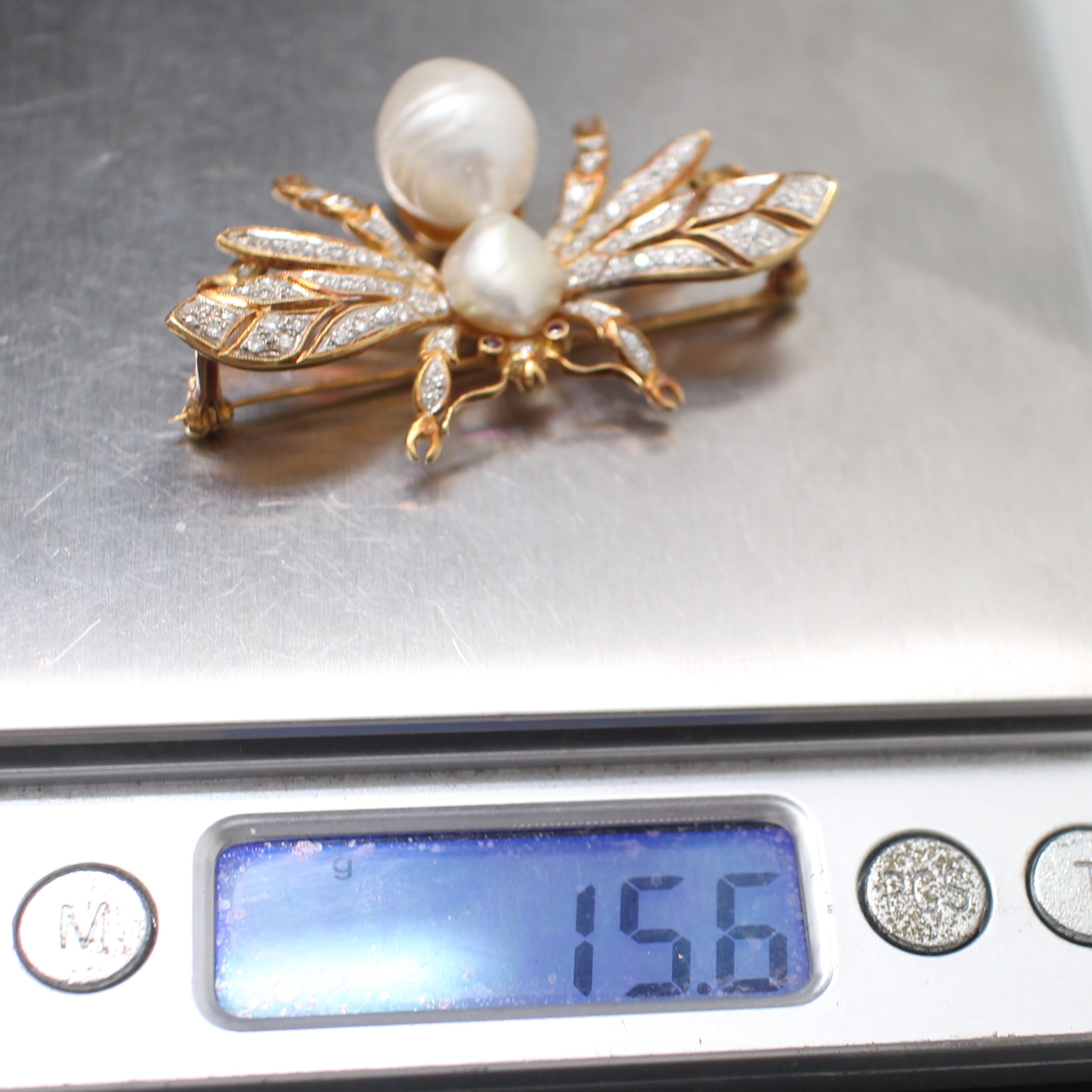 CL25015 เข็มกลัดผึ้งมุกเซ้าซี ประดับเพชรรวม 1.10 กะรัต ทองแท้ 18k นน.รวม 15.6 กรัม งานสวย ตัวใหญ่