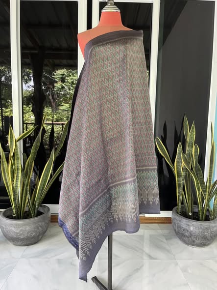 ซิ่น ผ้าไหมมัดหมี่ ทอยกดอกลูกแก้ว สีธรรมชาติ ขนาด 1x2เมตร ลายสร้อยดอกหมาก พื้นสีน้ำงินเทา รหัส L9A-30-1110683