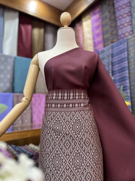 (ผ้าชุด)ไหมแพรวา ตัดชุดลายล่วงพิเศษ ขนาด 73x5เมตร (ลาย 2.3เมตร+สีพื้น 2.7เมตร) พื้นสีแดง รหัส P10-B1149