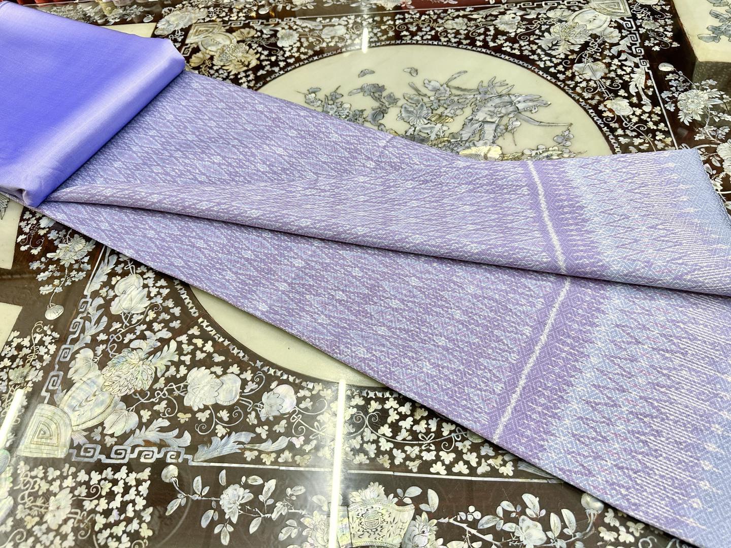 (ผ้าชุด)ผ้าไหมมัดหมี่ ยกดอกลูกแก้ว สีธรรมชาติ (ผ้าลาย 2เมตร+สีพื้น 2เมตร) เฉดสีม่วงครามอ่อน รหัส L8A-ST-06186704