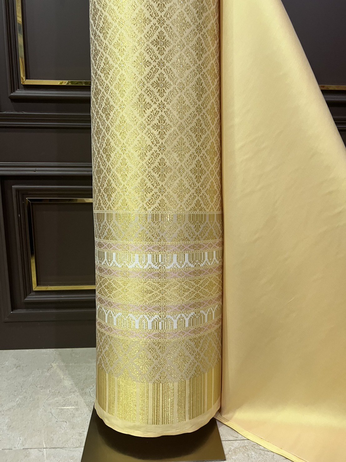 (ผ้าชุด)ผ้าไหมยกดอกลำพูน เกาะเชิงดิ้นทอง ขนาด 1.02x4.53เมตร ลายอมรพรรณ พื้นสีเหลืองเทา รหัส N90-29-TR0551