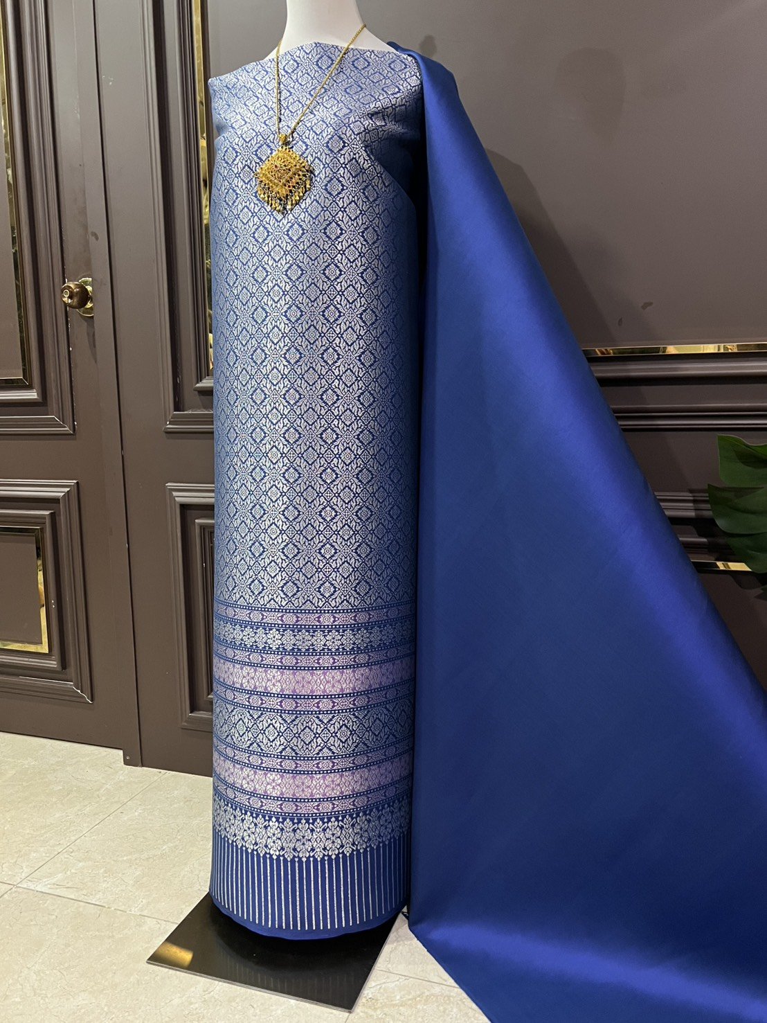 (ผ้าชุด)ผ้าไหมยกดอกลำพูน ยกดอกดิ้นเงิน ขนาด 1.03x4.43เมตร ลายแก้วดารา พื้นสีน้ำเงิน รหัส N90-29-TR0535