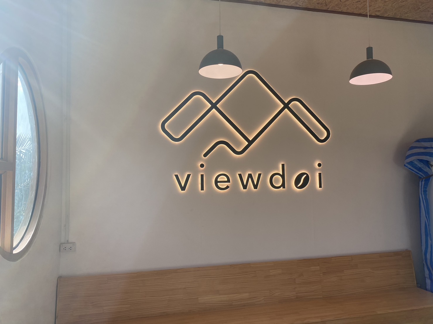 #ป้ายพาสวู๊ดทำสีเขียวไฟออกหลัง