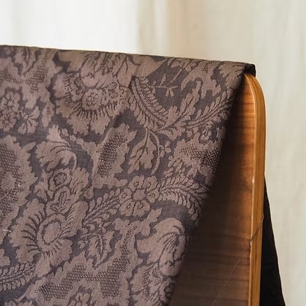 ผ้าไหมสปันซิลเกรด A+ ทอด้วยเครื่องอย่างประณีต Jacquard (แจ็คการ์ด) หน้ากว้าง 148 ซม. สีน้ำตาลเข้ม ตัดขายเป็นหลา รหัส CISP-CT-103141