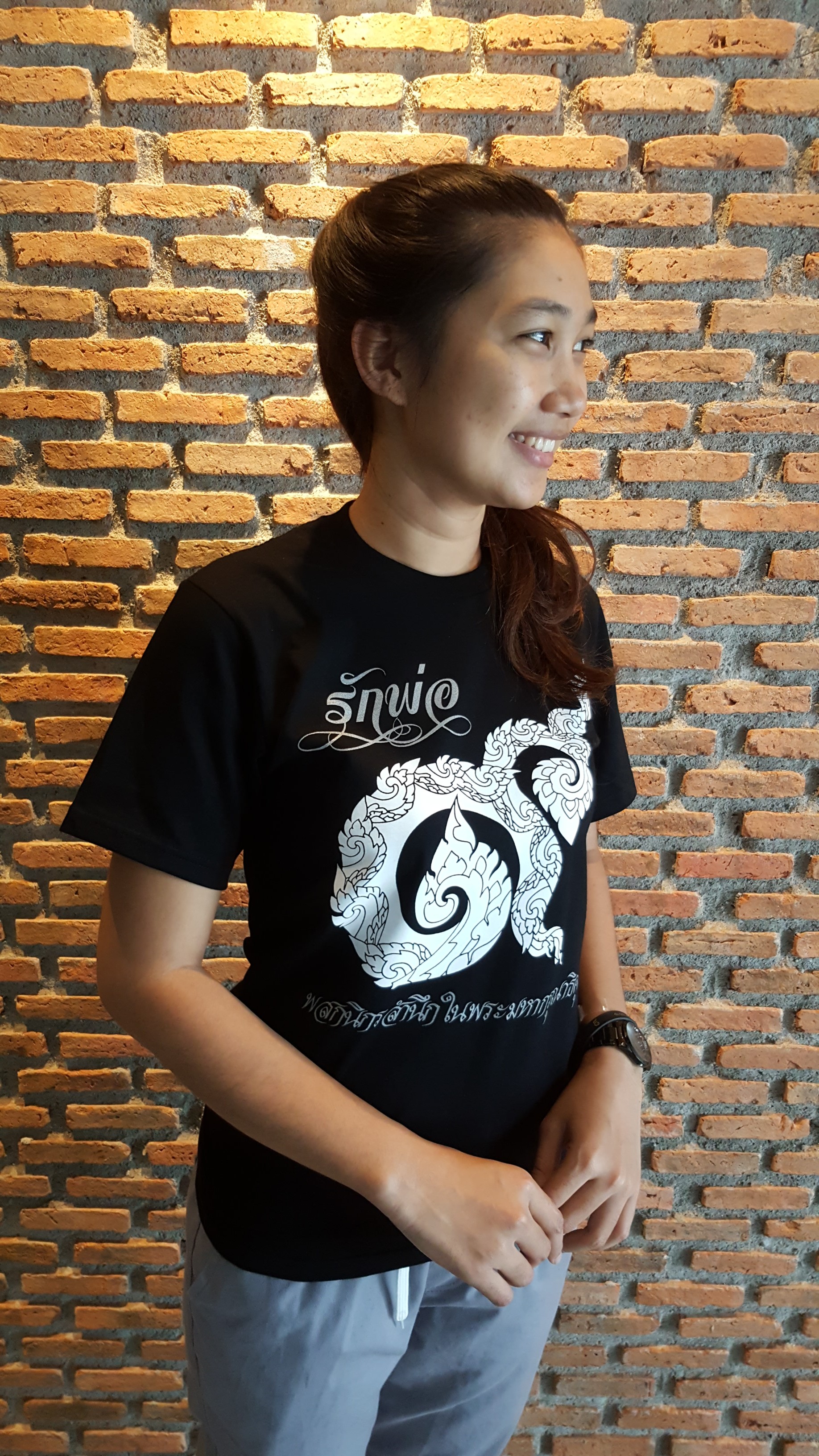 เสื้อยืดคอกลม สีดำ สกรีน ร๙ รุ่นรักพ่อ