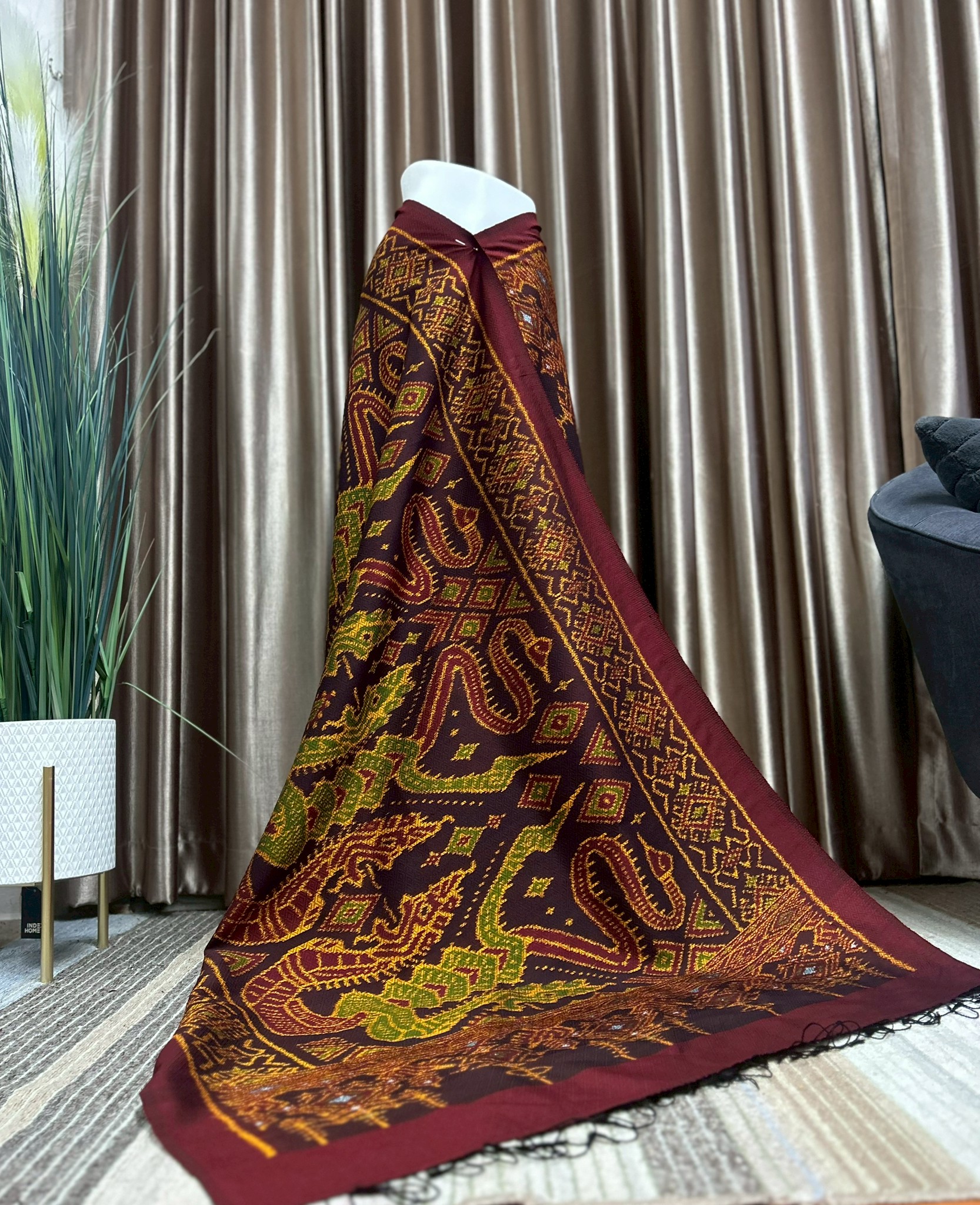 ซิ่น ผ้าไหมมัดหมี่ทอยกดอก 6ตะกอ ขนาด 1x2เมตร ลายนาคพันทรัพย์ มีหน้านางชายครุย พื้นสีแดง รหัส M2A-PK-1006682