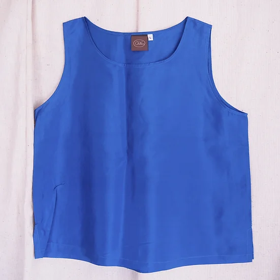 เสื้อแขนกุดไหมแท้ เฉดสีน้ำเงิน รหัส TOP010