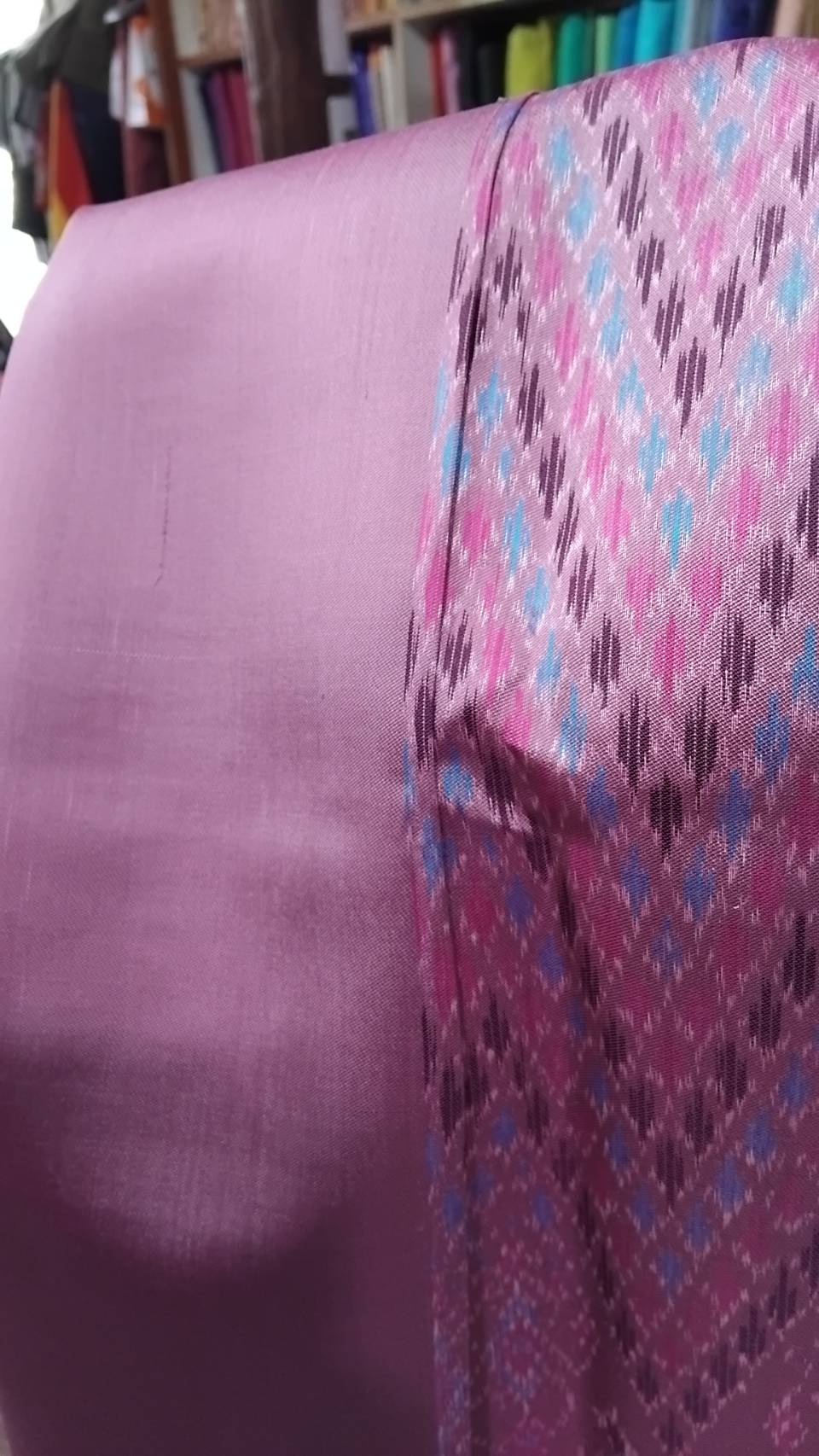 (ผ้าชุด)ไหมมัดหมี่ 3ตะกอ ไหมแท้ (ผ้าลาย 2หลา+สีพื้น2หลา) สีชมพู รหัส M3-NY-1007681