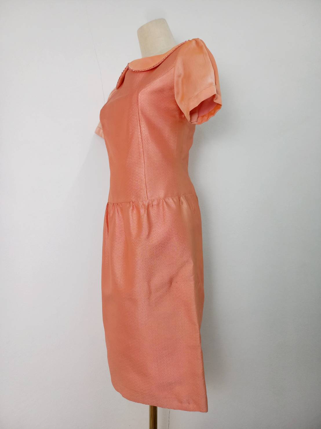 แบบตัดชุด ชุดเดรสผ้าไหม ปักลูกปัดที่คอ (ไม่รวมผ้า) รหัส CUT-ST-0320681039