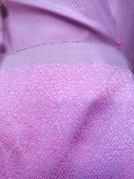 (ผ้าชุด)ไหมยกสุรินทร์ ขนาด 1x4เมตร (ลาย 2เมตร+สีพื้น 2เมตร) สีชมพู รหัส N10-NY0315666