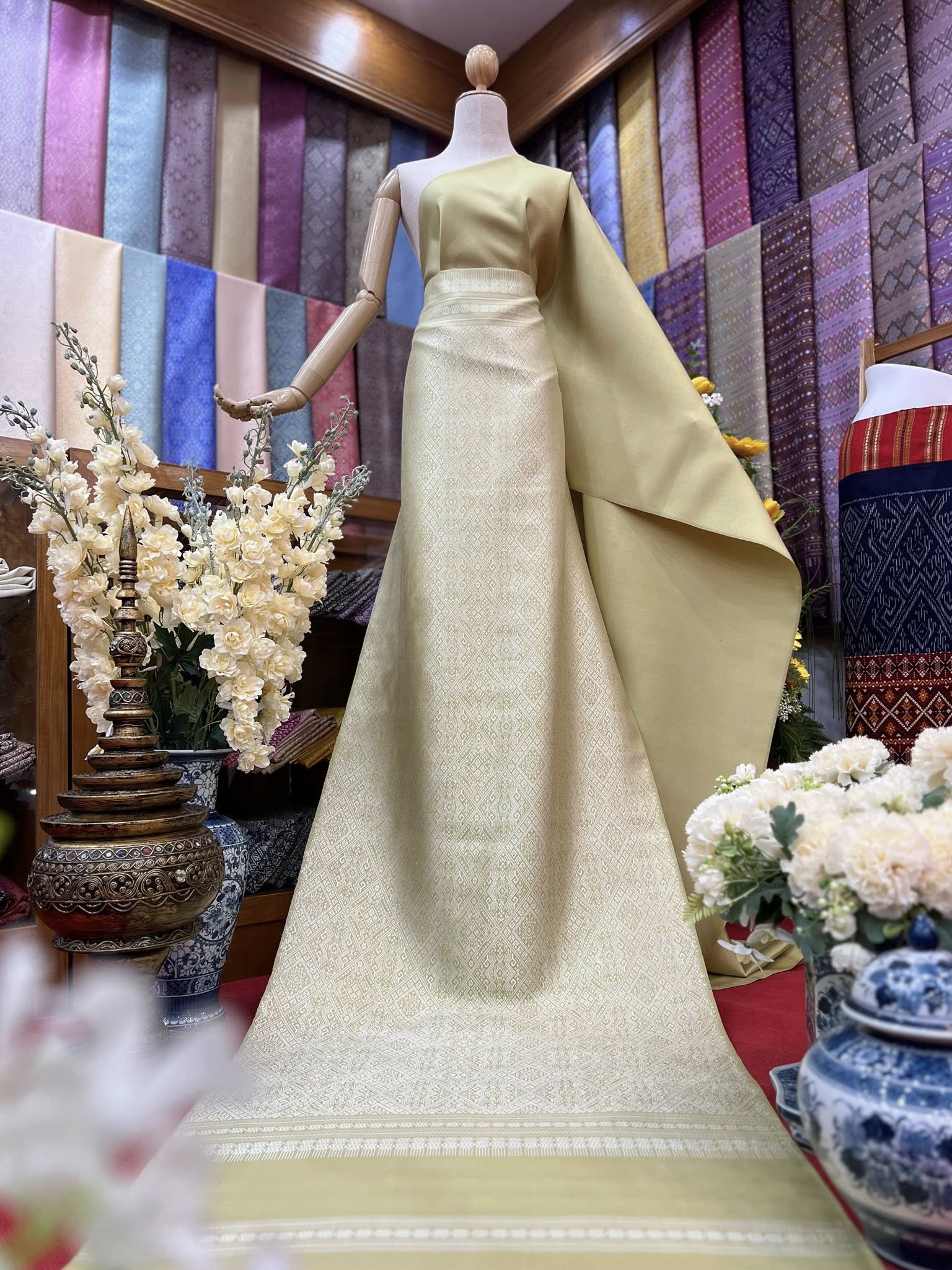 (ผ้าชุด)ไหมแพรวา ตัดชุดลายล่วง ขนาด 73x500ซม (ลาย 2.3เมตร+สีพื้น 2.7เมตร) พื้นสีเหลืองทองนวล รหัส P10-BM-0905681311