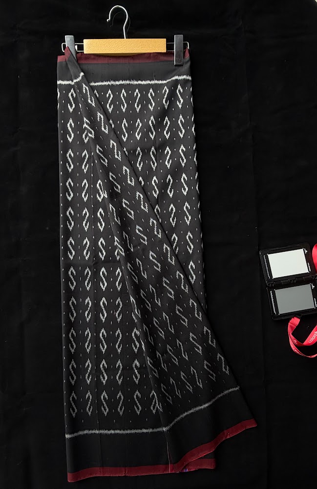 ซิ่น ผ้าไหมมัดหมี่ 3ตะกอ ขนาด 1x2 เมตร ลายขอพระราชทาน สีดำ รหัส PCS-NY-11226820