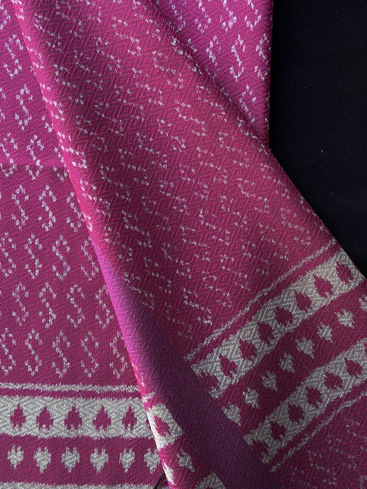 ซิ่น ผ้าไหมมัดหมี่ ทอยกดอก 6ตะกอ ขนาด 1x2 เมตร ลายขอพระราชทาน สีชมพู รหัส PCS-NY-1122689