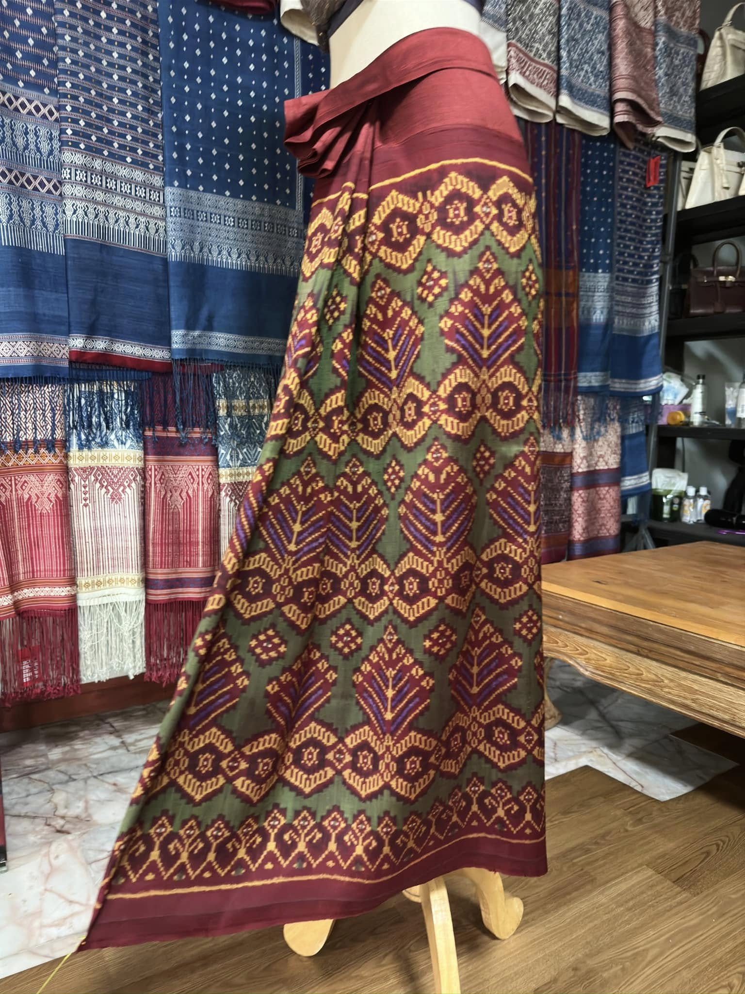 ซิ่น พระตะบอง ผ้าจามทอสามตะกอ ขนาด 112x160ซม สีแดง รหัส N9-SIL-AJ13