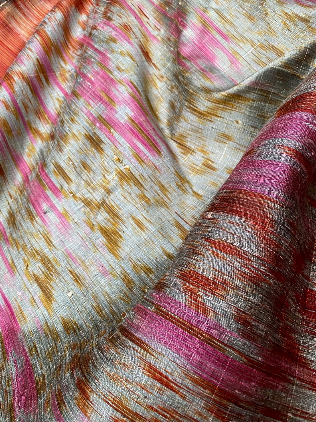 ผ้าไหมลายพิเศษ มัดหมี่เนื้อหนา ไหมแท้ สีแดงสลับชมพู เลือกตามขนาด รหัส MMFZ-116-0910681510