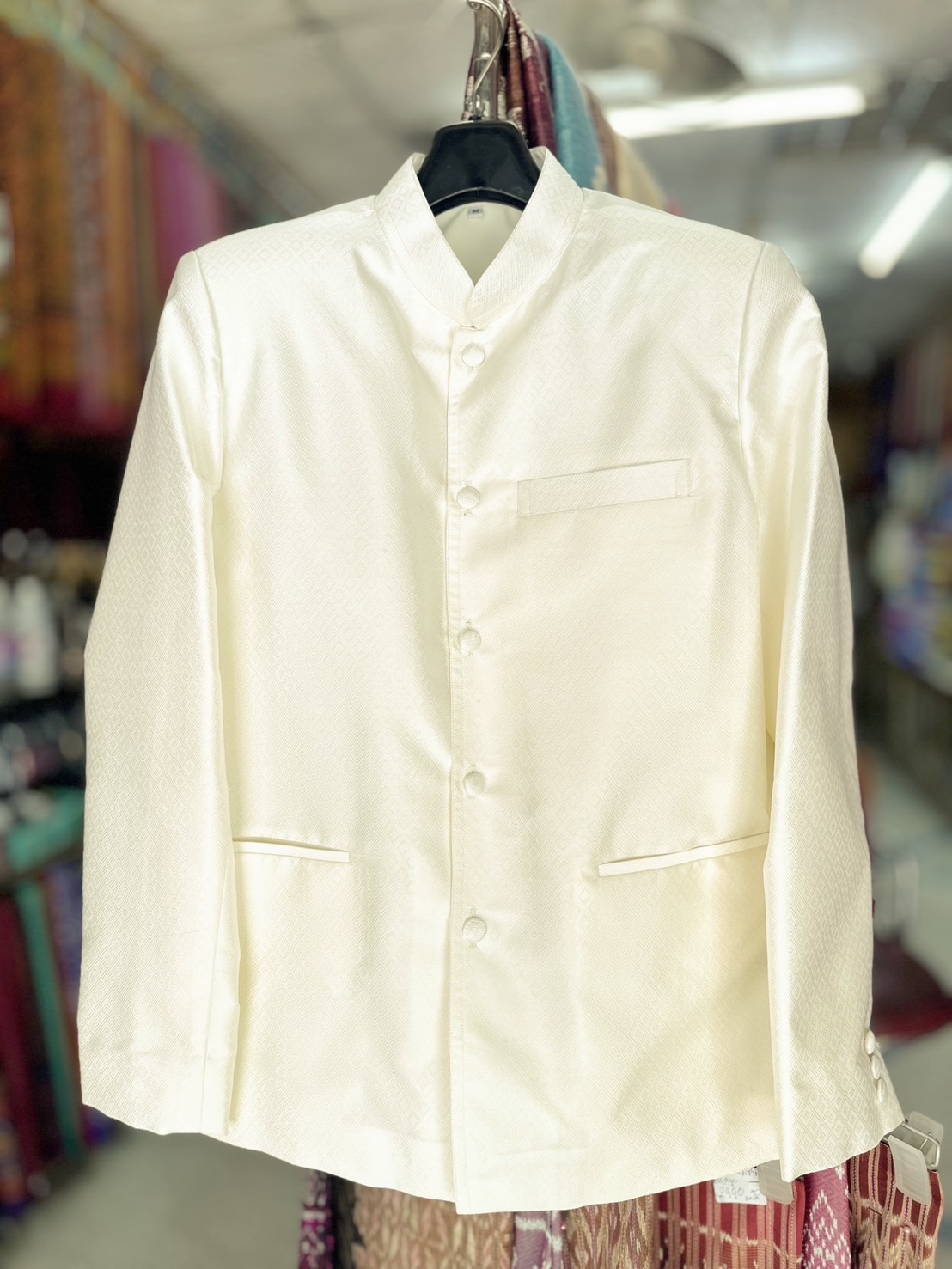 เสื้อสูทไหมคอพระราชทาน แขนยาว เนื้อยกดอก ไหมแท้ สีขาวครีม Size M รหัส DM-ST-02226802