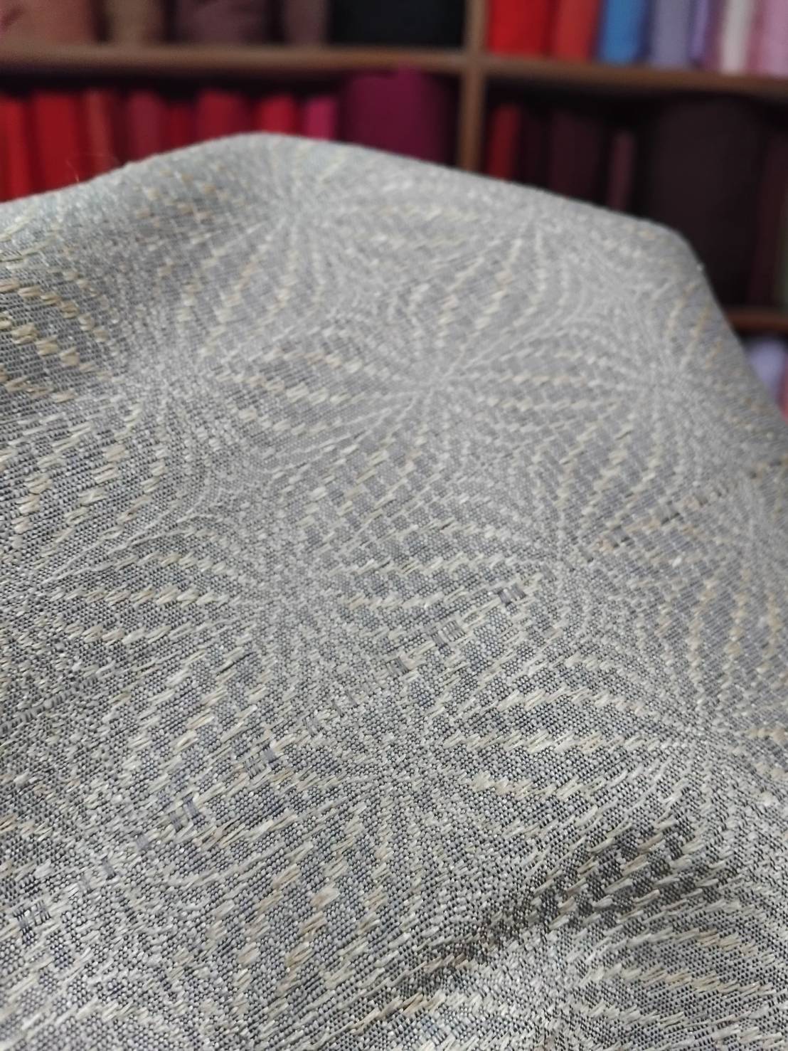 ผ้าคลุมไหล่ ยกดอกลีลาวดี เนื้อหยาบนุ่ม ขนาด 65x200ซม.พื้นสีเทา รหัส ZYG-NY-0712671603