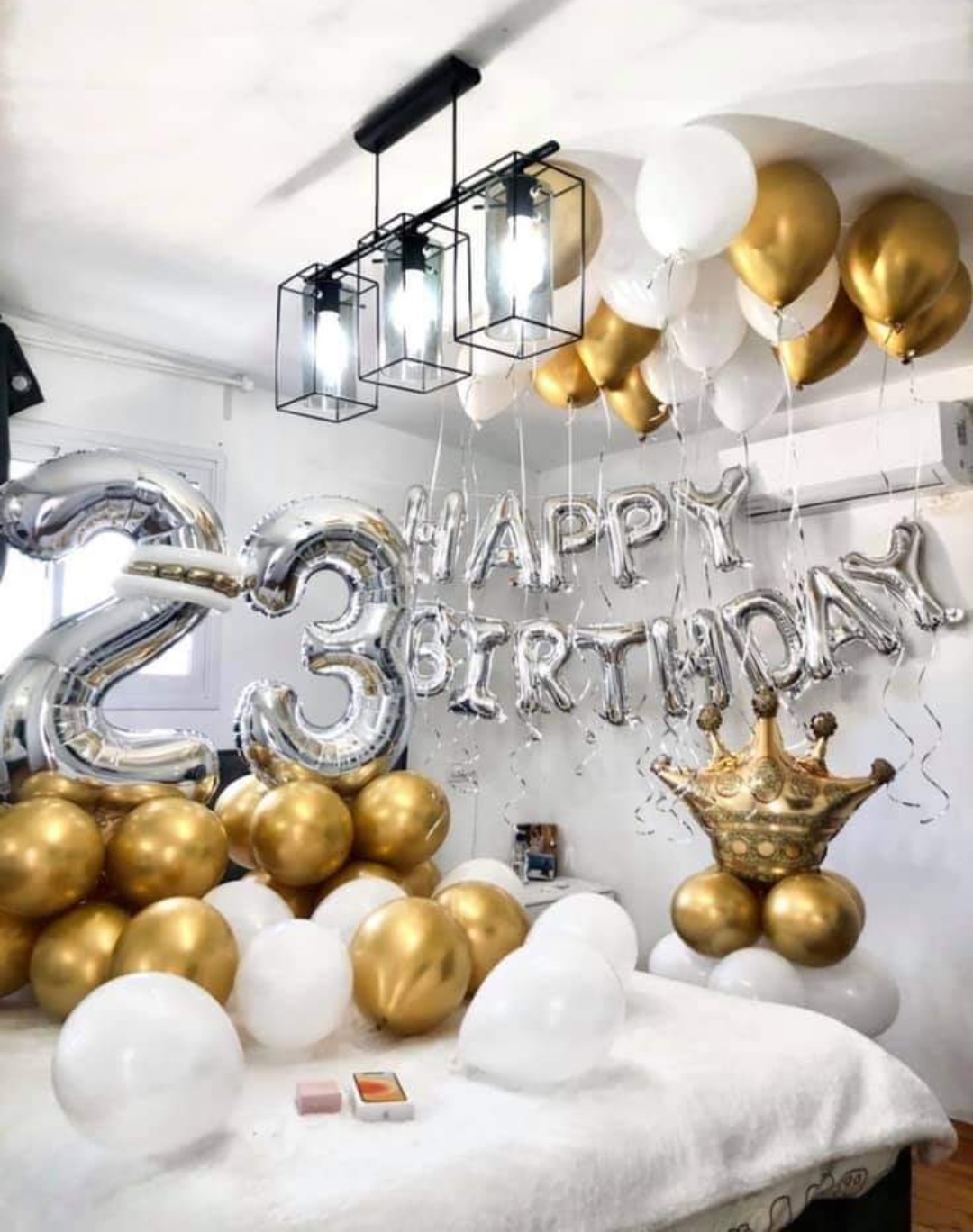 ลูกโป่งเซอร์ไพรส์ HBD Balloon Room Surprise ลอยโครมหรู 8ลูก+ลอยมุก 8ลูก+HAPPY BIRTHDAY 16" ฟรอยด์ 1 ชุด+ เลขอายุฐานตั้ง 2 ชุด+มงกุฎฐานตั้ง 1ชุด+ ลูกโป่งปล่อยพื้น 12ลูก(with Helium)