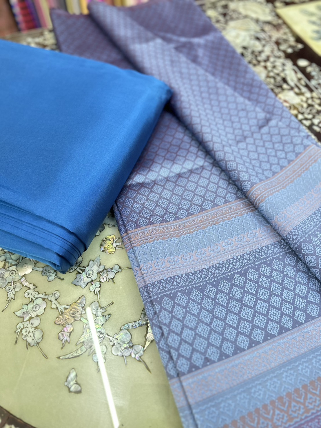 (ผ้าชุด)ไหมยกสุรินทร์ ขนาด 1x4เมตร (ลาย 2เมตร+สีพื้น 2เมตร) สีฟ้าเทา รหัส N10-ST-030468