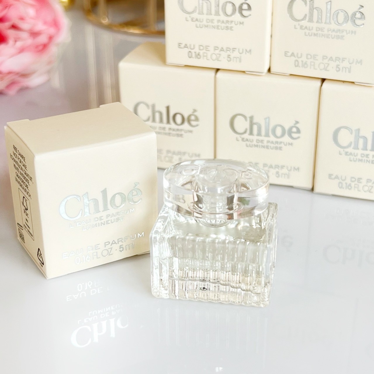 น้ำหอมจิ๋วมินิ Chloe Signature L'Eau de Parfum Lumineuse 5ml แบบแต้มมีกล่อง ( Mini Perfume น้ำหอมขนาดพกพา) น้ำหอมจิ๋วมินิ ขวดน่ารัก ตั้งโชว์ก็สวย พกพาก็สะดวก หัวแต้มตามจุดชีพจร
