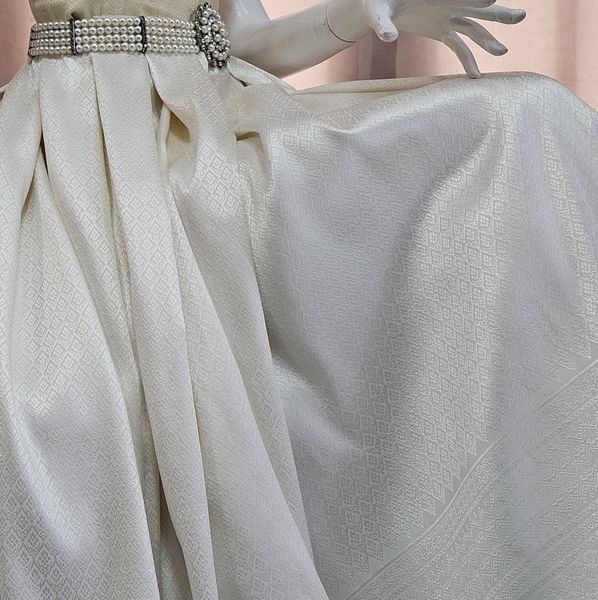 ซิ่น ผ้าไหมยกสุรินทร์ ทอมือโบราณ ยกดอก 25ตะกอ ขนาด1x2เมตร ลายพุ้มเล็ก พื้นสีขาวนวล รหัส N11-TT-0703671524