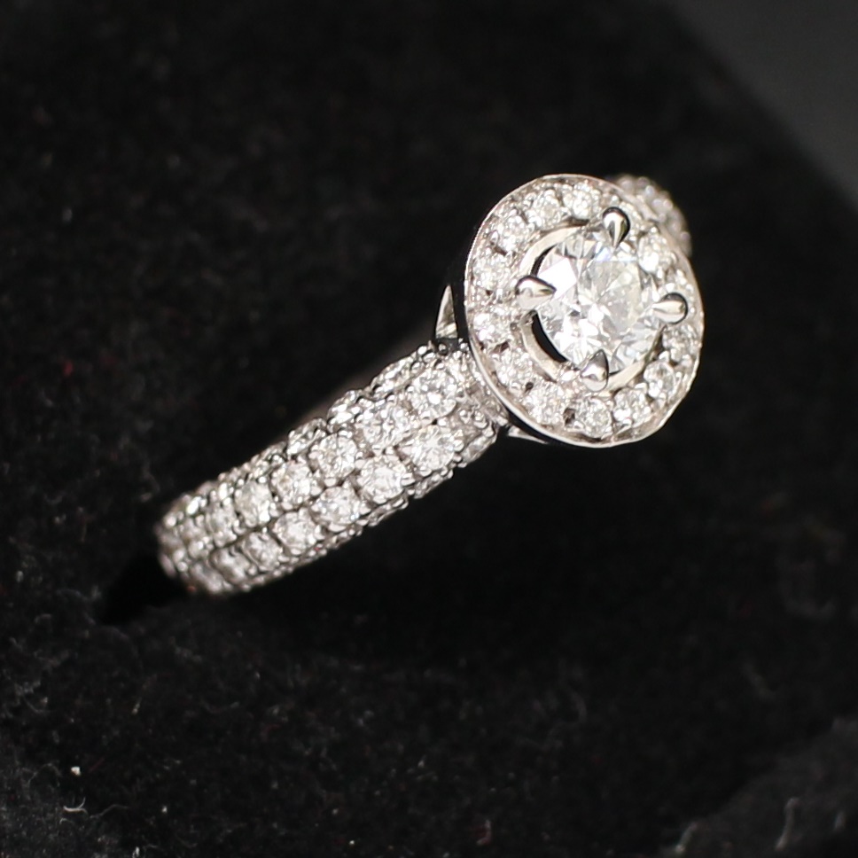 RG250256 แหวนเพชรล้อมเพชร Jubilee เพชรเม็ดกลาง 0.32 กะรัต เพชรล้อม 1.10 กะรัต เพชรรวม 1.42 กะรัต ทองแท้ 18k ขาว นน.รวม 4 กรัม ขนาดแหวน 52