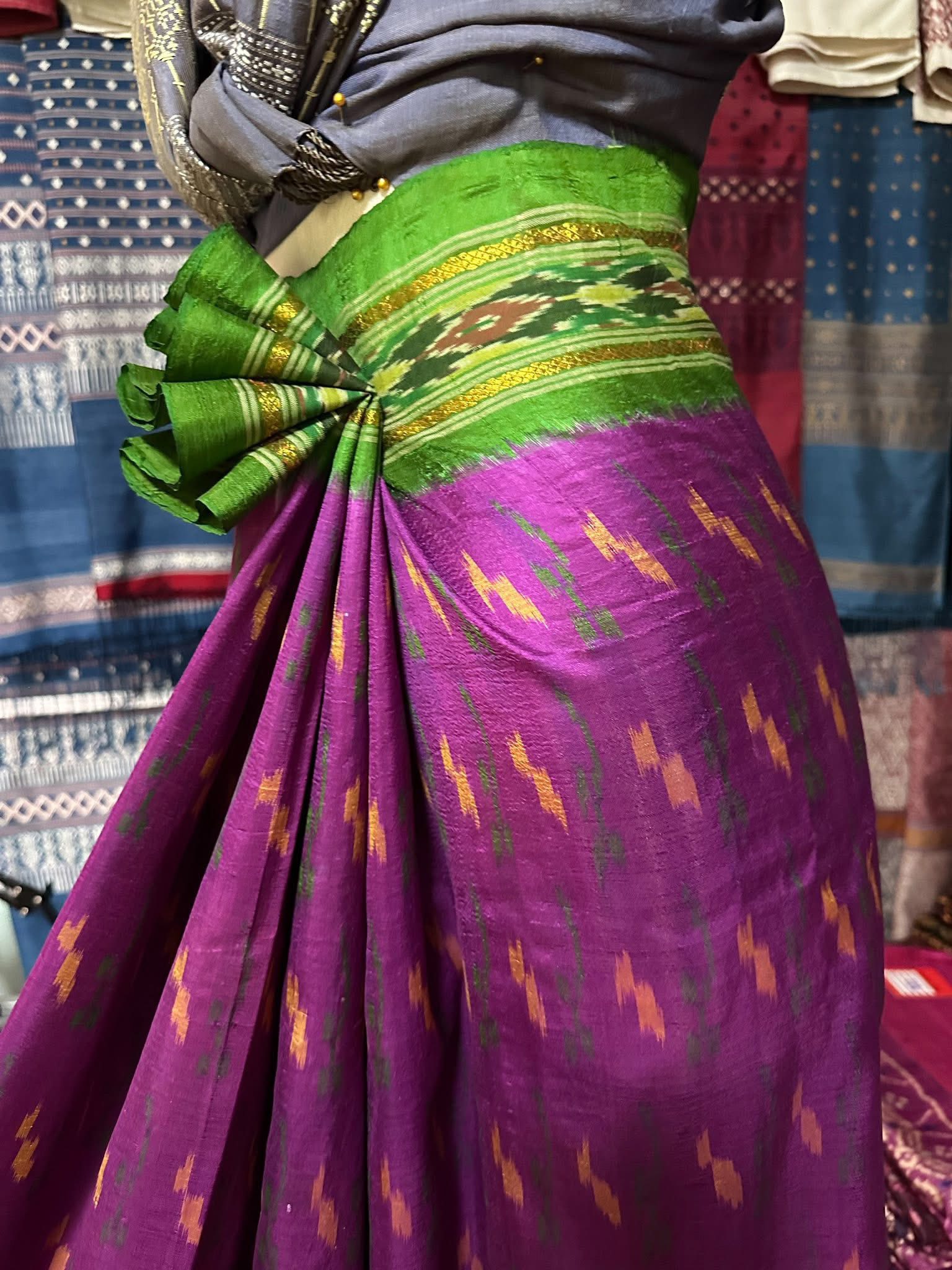 ซิ่น ไหมมัดหมี่ ผ้าปาโตล่า ขนาด 115x210ซม. พื้นสีชมพูเชิงเขียว รหัส N9-SIL-051768A15