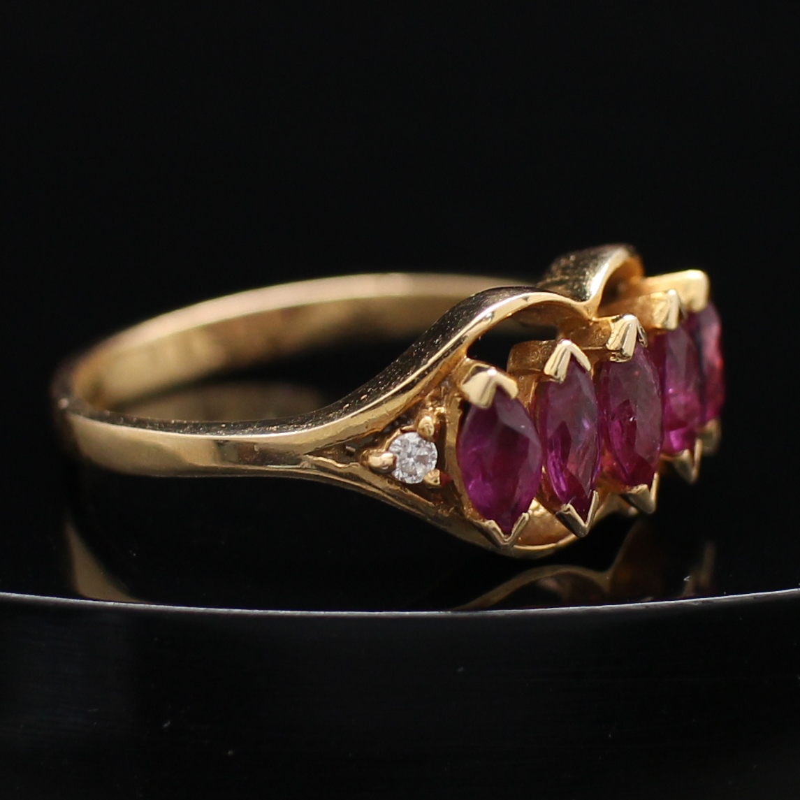 RG250085 แหวนทับทิมแถวเจียรไน ประดับเพชร 2 เม็ด 0.04 กะรั ทองแท้ 14k นน.รวม 3.4 กรัม ขนาดแหวน 55