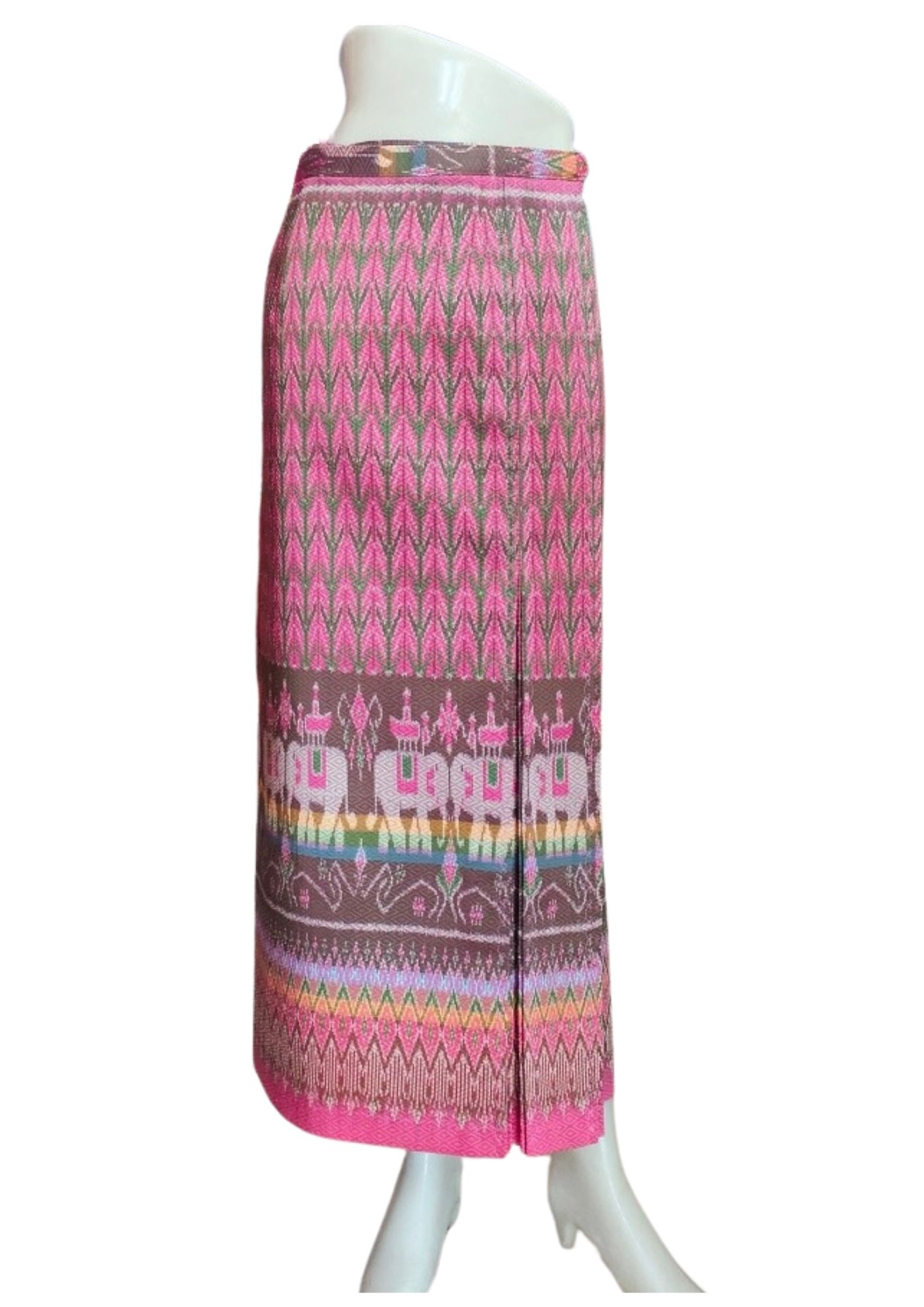 สั่งตัดเย็บ กระโปรงผ้าไหม ตัดเป็นหน้านางข้างทวิต พร้อมแต่งชายครุย (ไม่รวมผ้า) รหัส CUT-PT004