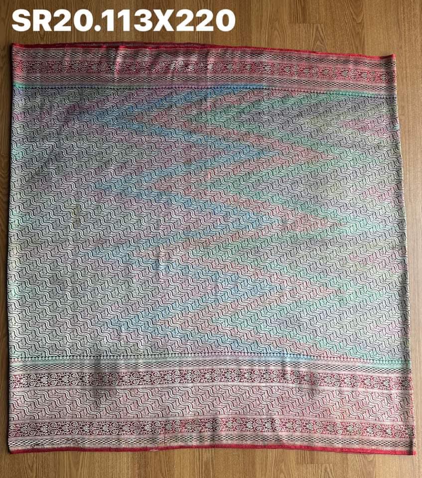 ซิ่น ผ้าปาโตล่ายกเงิน เส้นยืนไหมแท้ ขนาด 113x220ซม พื้นสีแดง รหัส N9-SIL0523666