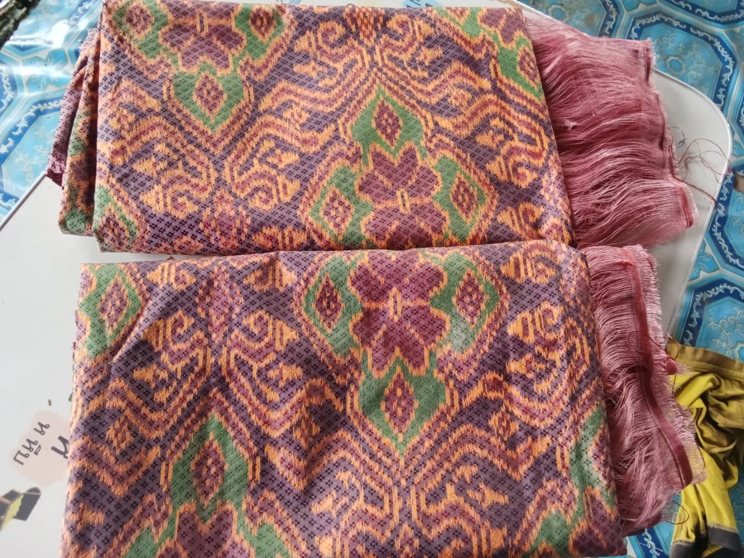 ผ้าไหมมัดหมี่ยกดอก 5ตะกอ ไหมบ้าน มีหน้านาง ชายครุย ขนาด 1x2เมตร สีดำแดง ลายนาคล้อมเพชร จากกี่บ้านคุณยายฐิสดา