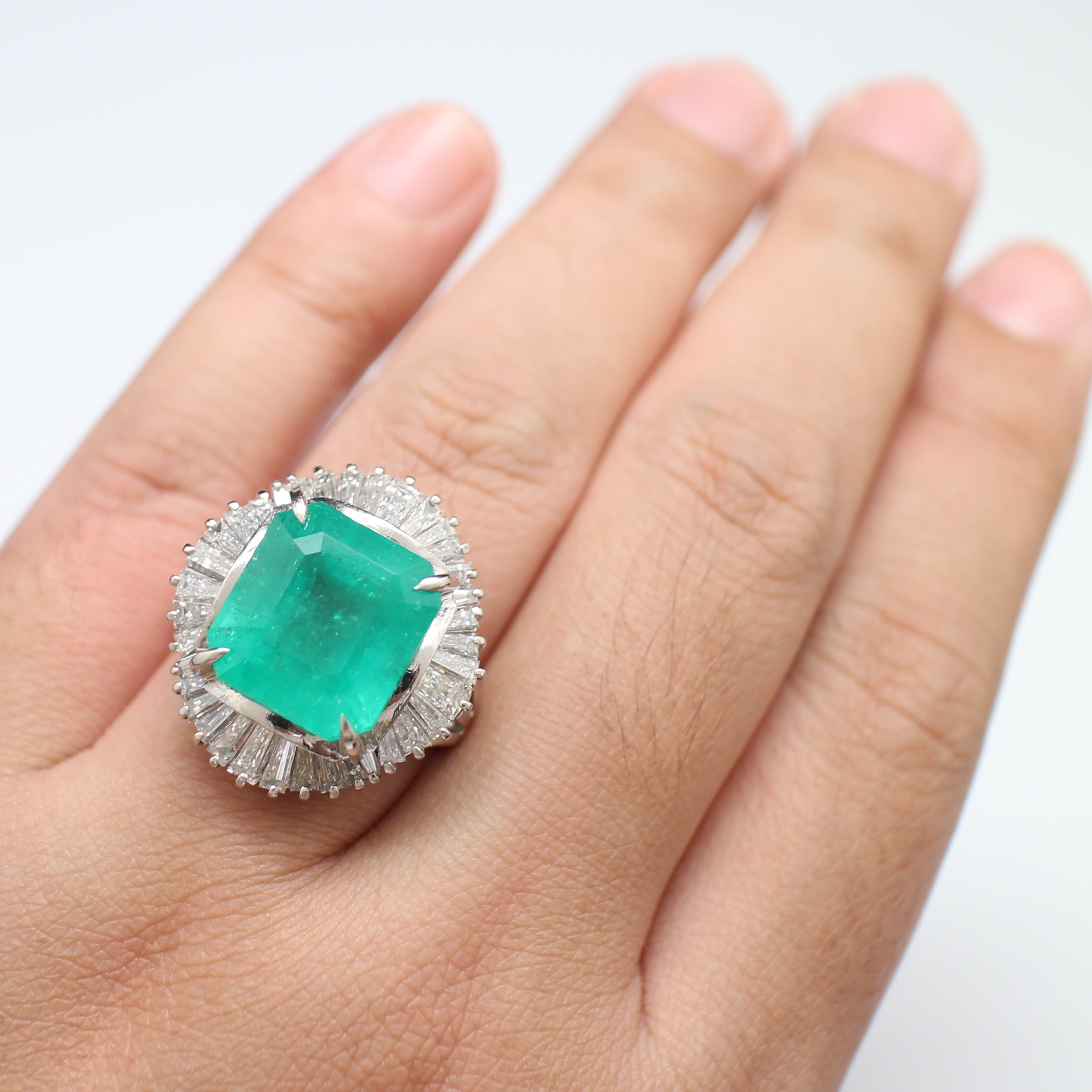 RG250226 แหวนมรกตโคลัมเบียล้อมเพชร มีใบเซอร์ มรกต 11.08 กะรัต เพชรแท้ 2.50 กะรัต เรือน PT900 นน.รวม 15.8 กรัม ขนาดแหวน 54