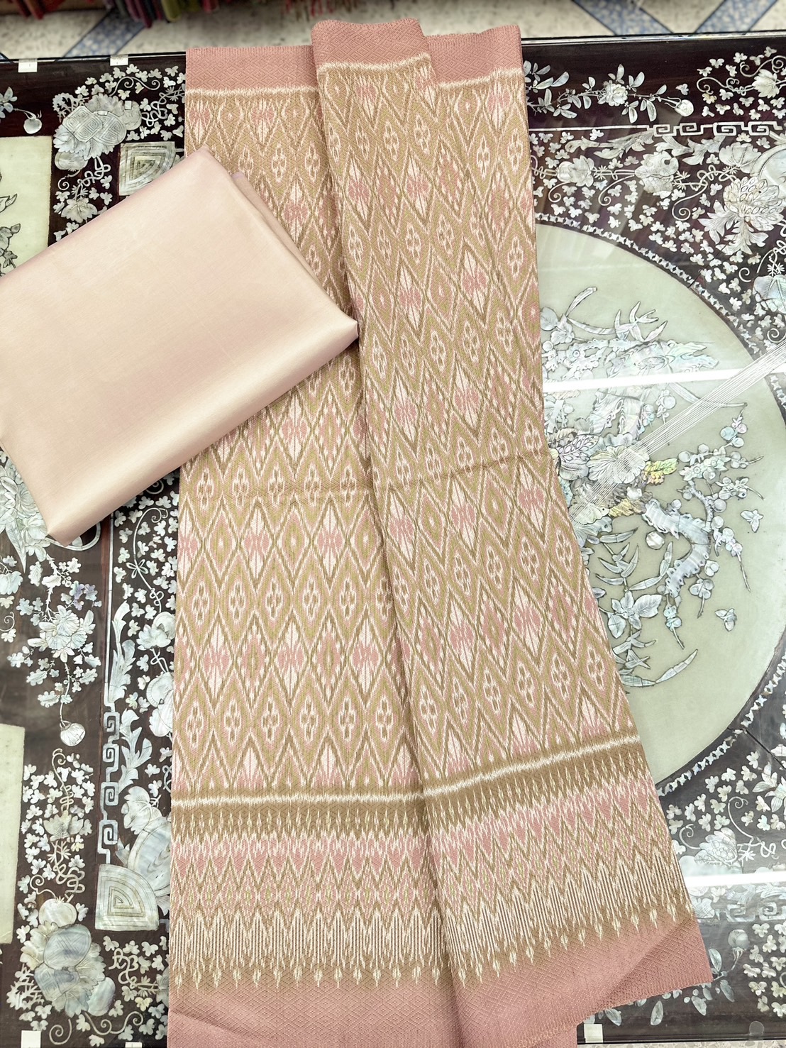 (ผ้าชุด)ผ้าไหมมัดหมี่ 6ตะกอ สีธรรมชาติ (ผ้าลาย 2เมตร+สีพื้น 2เมตร) สีชมพูแชมเปญโกล รหัส L8A-ST-0827682