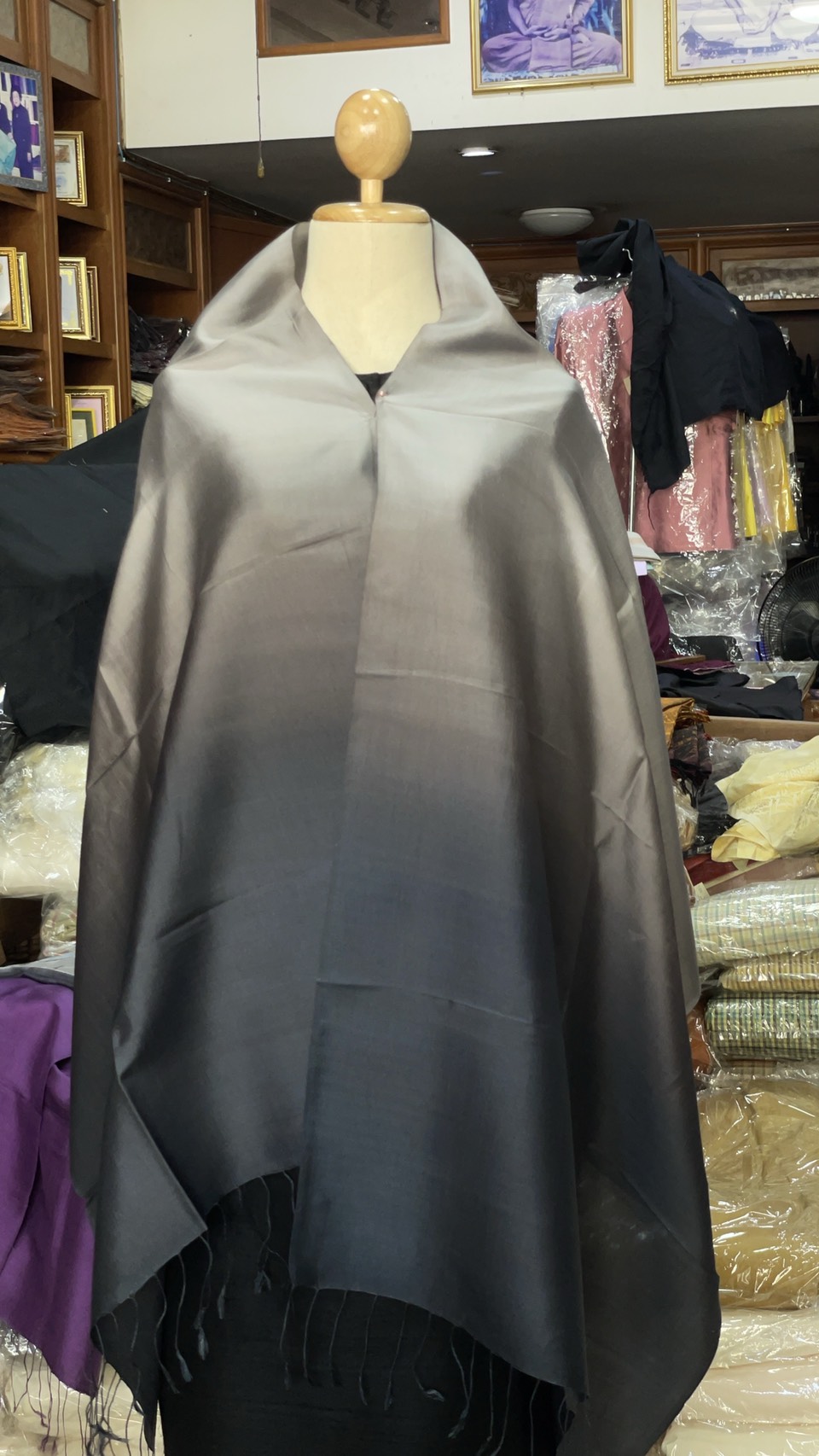 ผ้าคลุมไหล่ผ้าไหม สไลด์สี เนื้อเรียบ ขนาด 60x200ซม. สีเทา-สีเทาเข้ม รหัส ZYE-AA-1114682