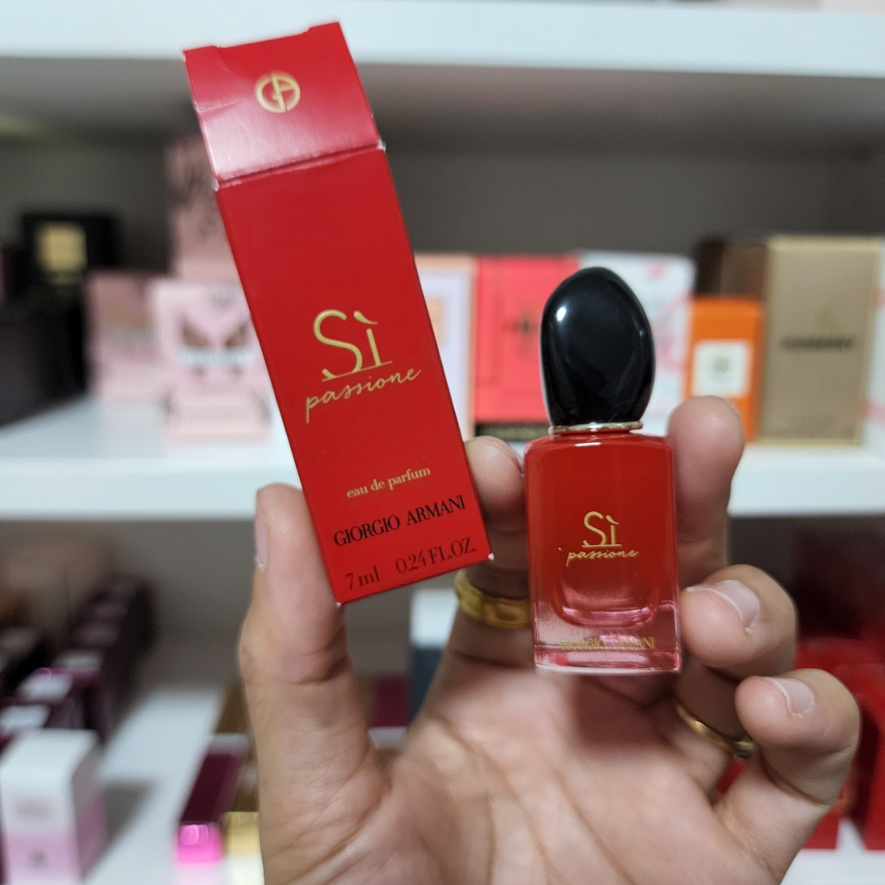 น้ำหอมจิ๋วมินิ Giorgio Armani Si Passione eau de parfum for woman 7ml แบบแต้มมีกล่อง ( Mini Perfume น้ำหอมขนาดพกพา) น้ำหอมจิ๋วมินิ ขวดน่ารัก ตั้งโชว์ก็สวย พกพาก็สะดวก หัวแต้มตามจุดชีพจร