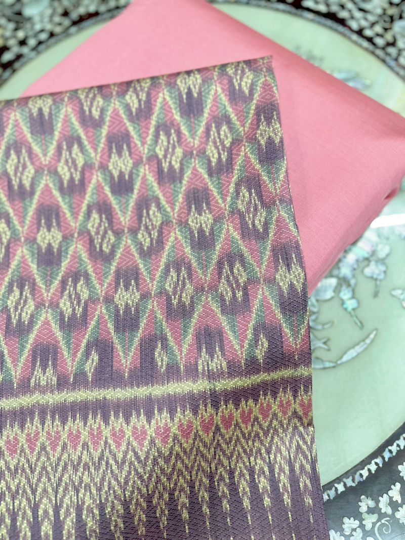 (ผ้าชุด)ผ้าไหมมัดหมี่ 6ตะกอ สีธรรมชาติ (ผ้าลาย 2เมตร+สีพื้น 2เมตร) สีโอลโรสปูนแห้ง รหัส L8A-ST-05196803