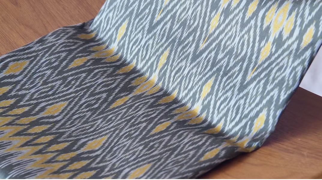 ซิ่น ผ้าไหมมัดหมี่ ไหมบ้าน ขนาด 1x2หลา พื้นสีเขียวเข้ม รหัส CISP-CT-102808