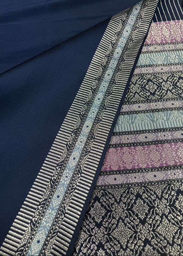 (ผ้าชุด)ผ้าไหมยกดอกลำพูน ดิ้นเงิน ขนาด 1.01x4.40เมตร ลายขวัญนารี พื้นสีกรม รหัส N90-29-TR0539