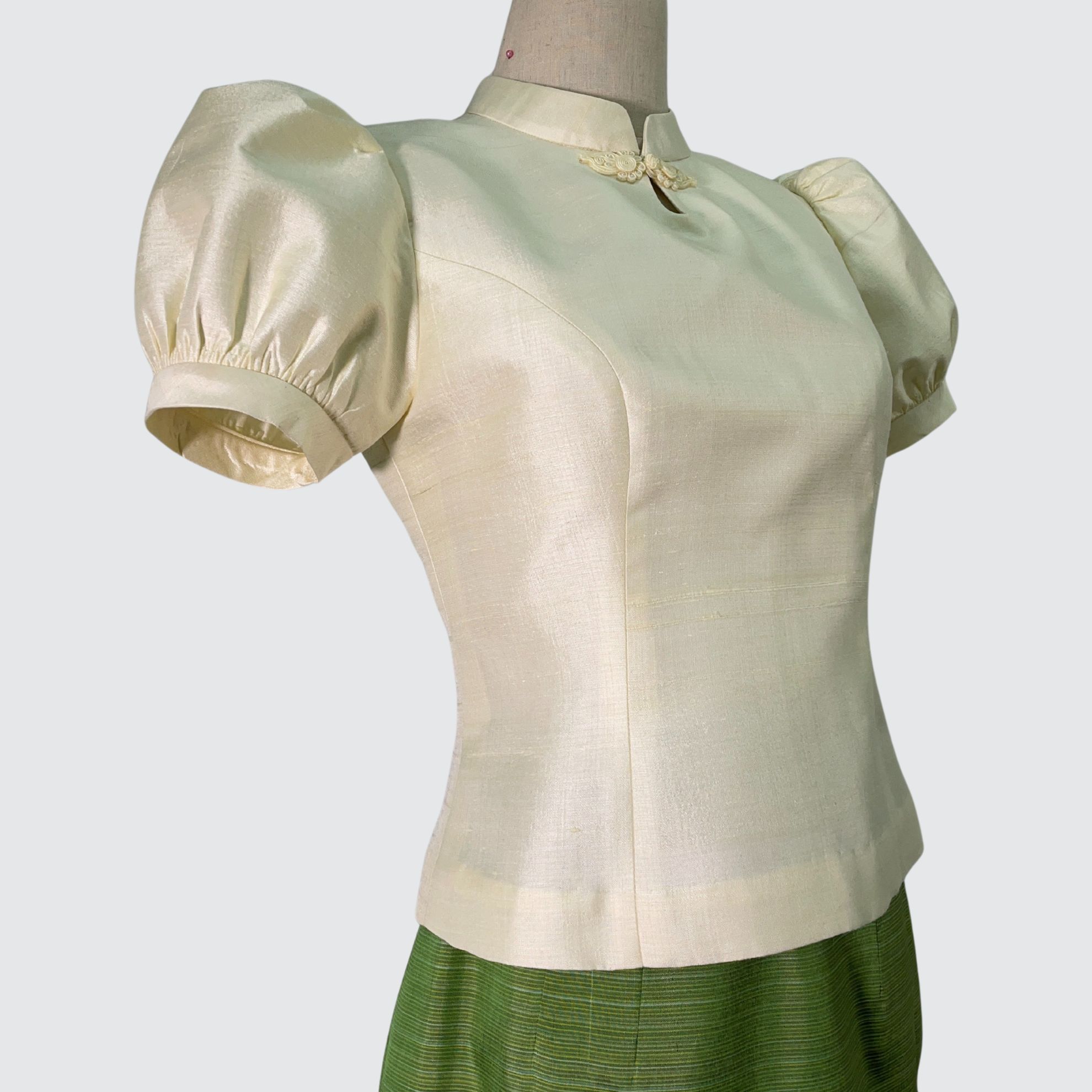 เสื้อเเขนสั้น ตัดเย็บจากผ้าไหมสีพื้น เนื้อหยาบ ไหมแท้ 100% | ตัดเย็บตามรูปร่าง | เลือกผ้า ส่งไซส์ได้