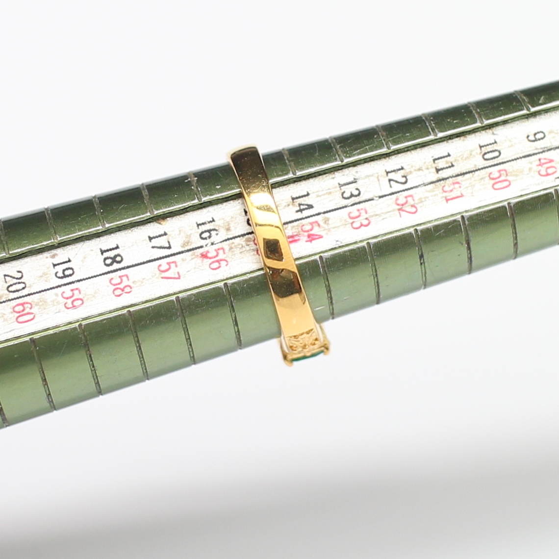 RG250072 แหวนมรกตแถวก้านฉลุลาย ทองแท้ 90% นน.รวม 3.2 กรัม ขนาดแหวน 55