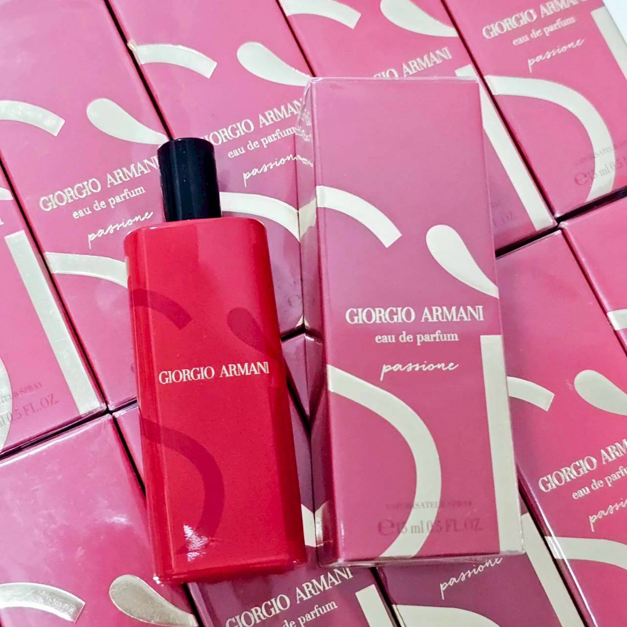 น้ำหอมจิ๋วมินิ Giorgio Armani Si Passione eau de parfum for woman 15ml แบบสเปรย์แพ็คใหม่ 2025 ( Mini Perfume น้ำหอมขนาดพกพา) น้ำหอมจิ๋วมินิแบบทดลองแบบสเปรย์ พกพาก็สะดวกใช้ฉีดตามจุดชีพจร