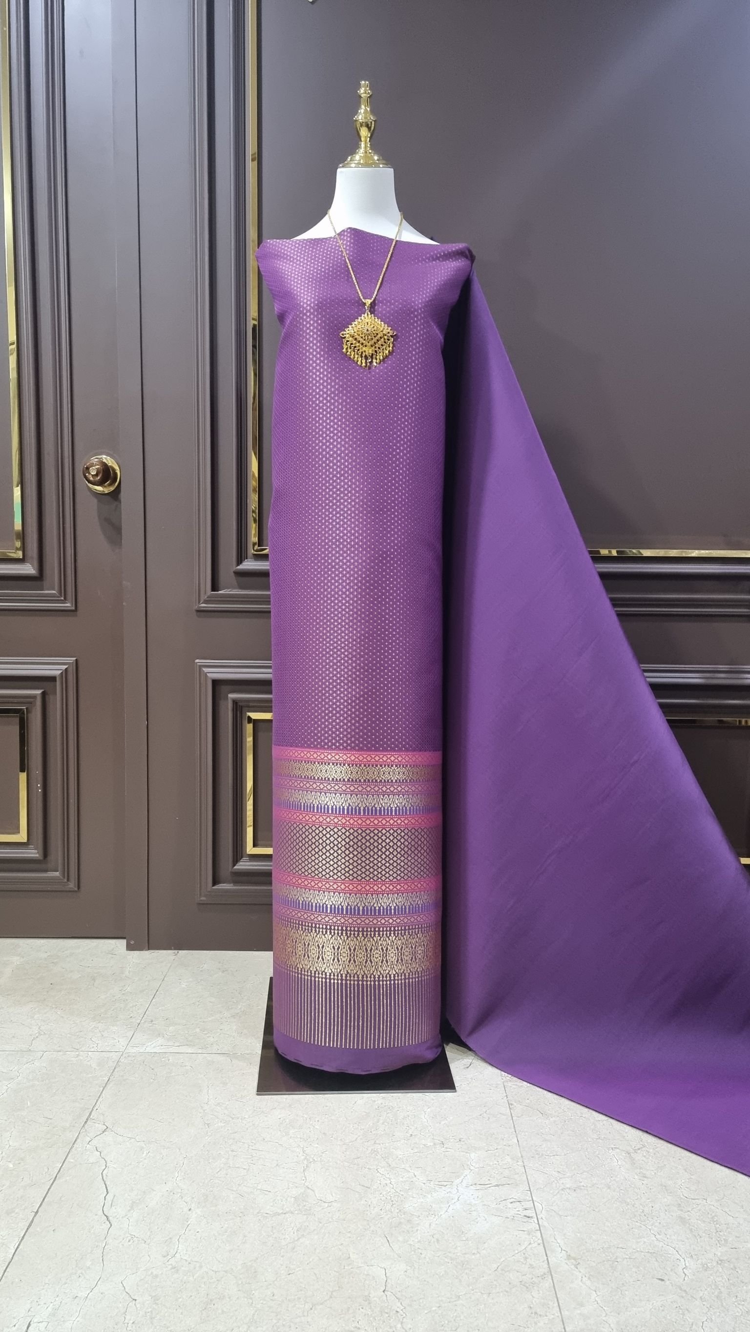 (ผ้าชุด)ผ้าไหมยกดอกลำพูน ยกดอกดิ้นทอง ขนาด 1.03x4.42เมตร พื้นสีม่วง รหัส N90-29-TR0153