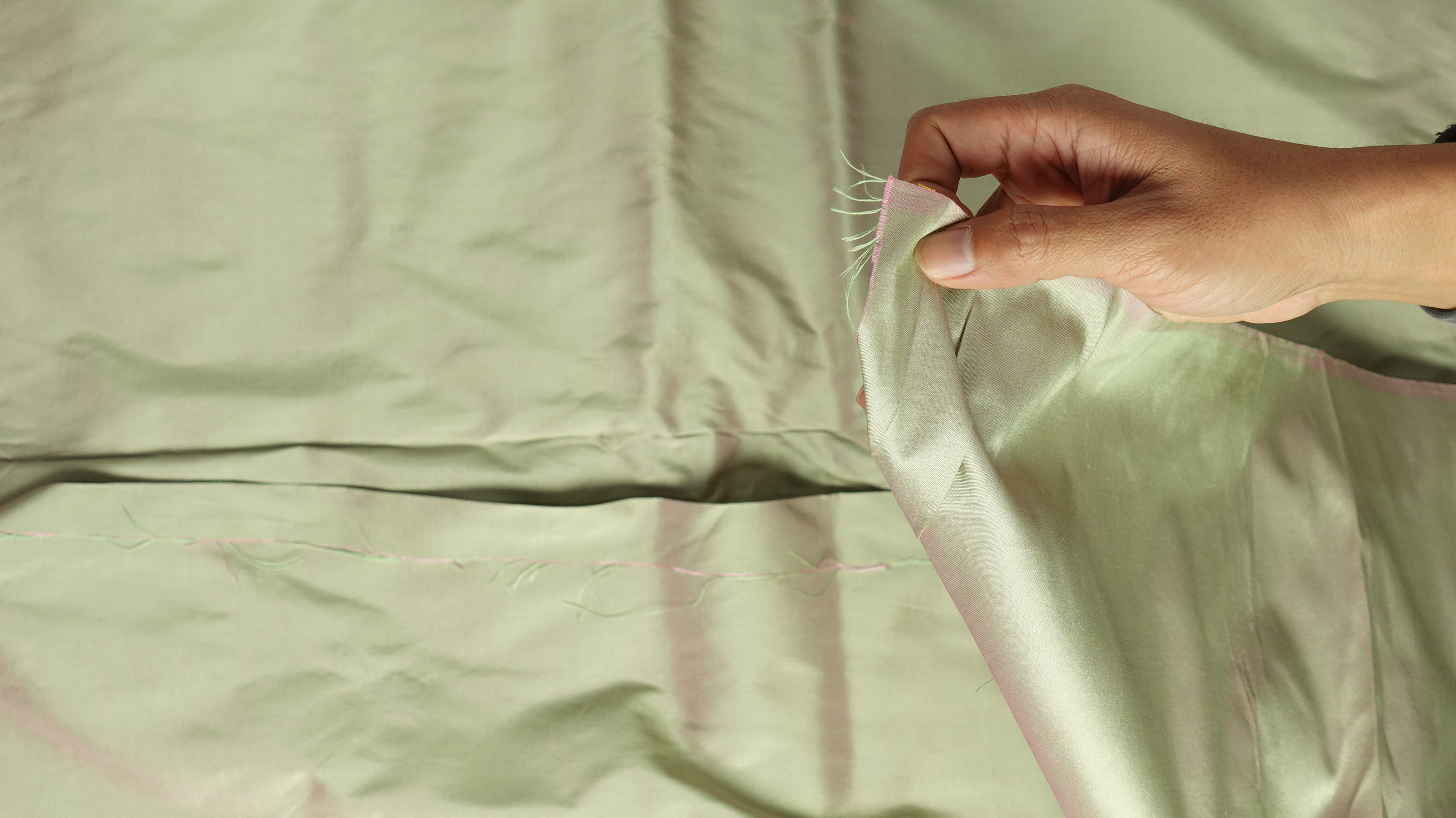 ผ้าไหมสีพื้น เนื้อเรียบ ไหมแท้ 2เส้น สีเขียวเทาเหลือบชมพู (ราคาต่อหลา) รหัส C-NY-SKU-36568