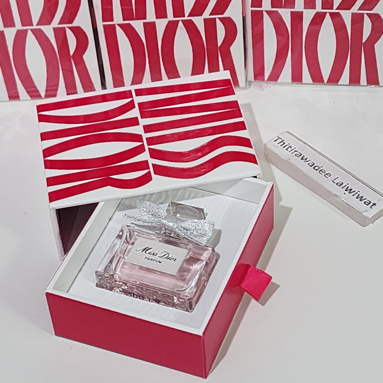 น้ำหอมจิ๋วมินิ Dior Miss Dior Parfum 5ml พร้อมกล่อง Limited สวยม๊ากๆๆ แบบแต้มมีกล่อง ( Mini Perfume น้ำหอมขนาดพกพา) น้ำหอมจิ๋วมินิ ขวดน่ารัก ตั้งโชว์ก็สวย พกพาก็สะดวก หัวแต้มตามจุดชีพจร