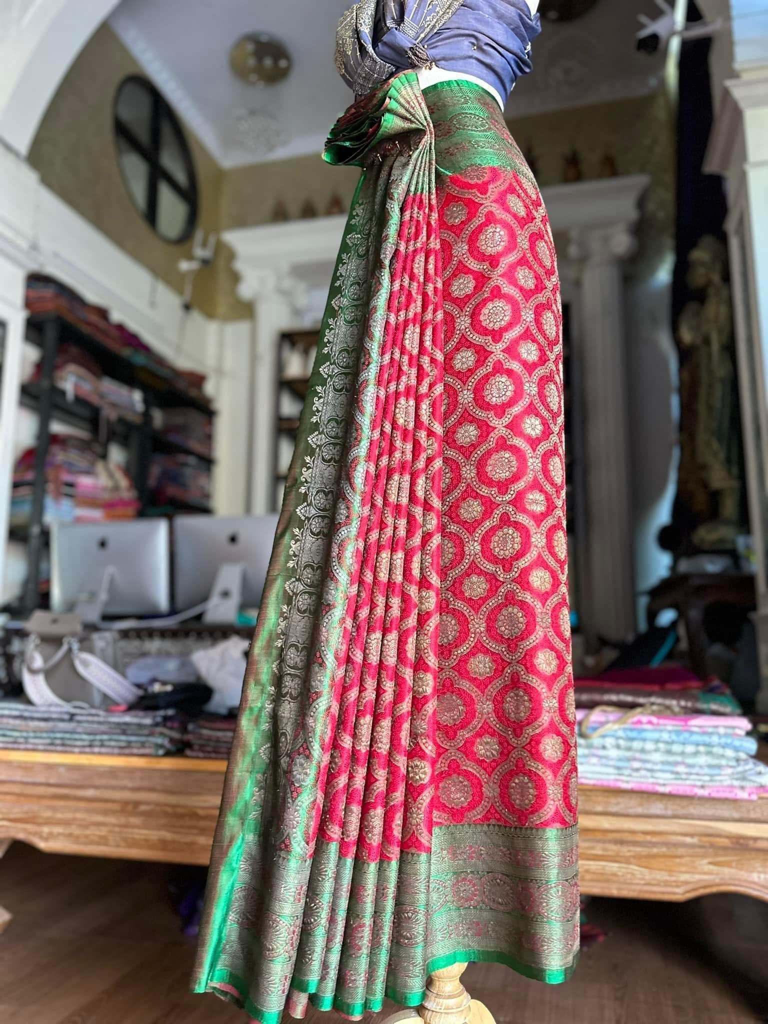 ซิ่น ผ้าปาโตล่า เส้นยืนไหมแท้ ขนาด 110x460ซม พื้นสีแดง สีเขียว รหัส N9-SIL0712661