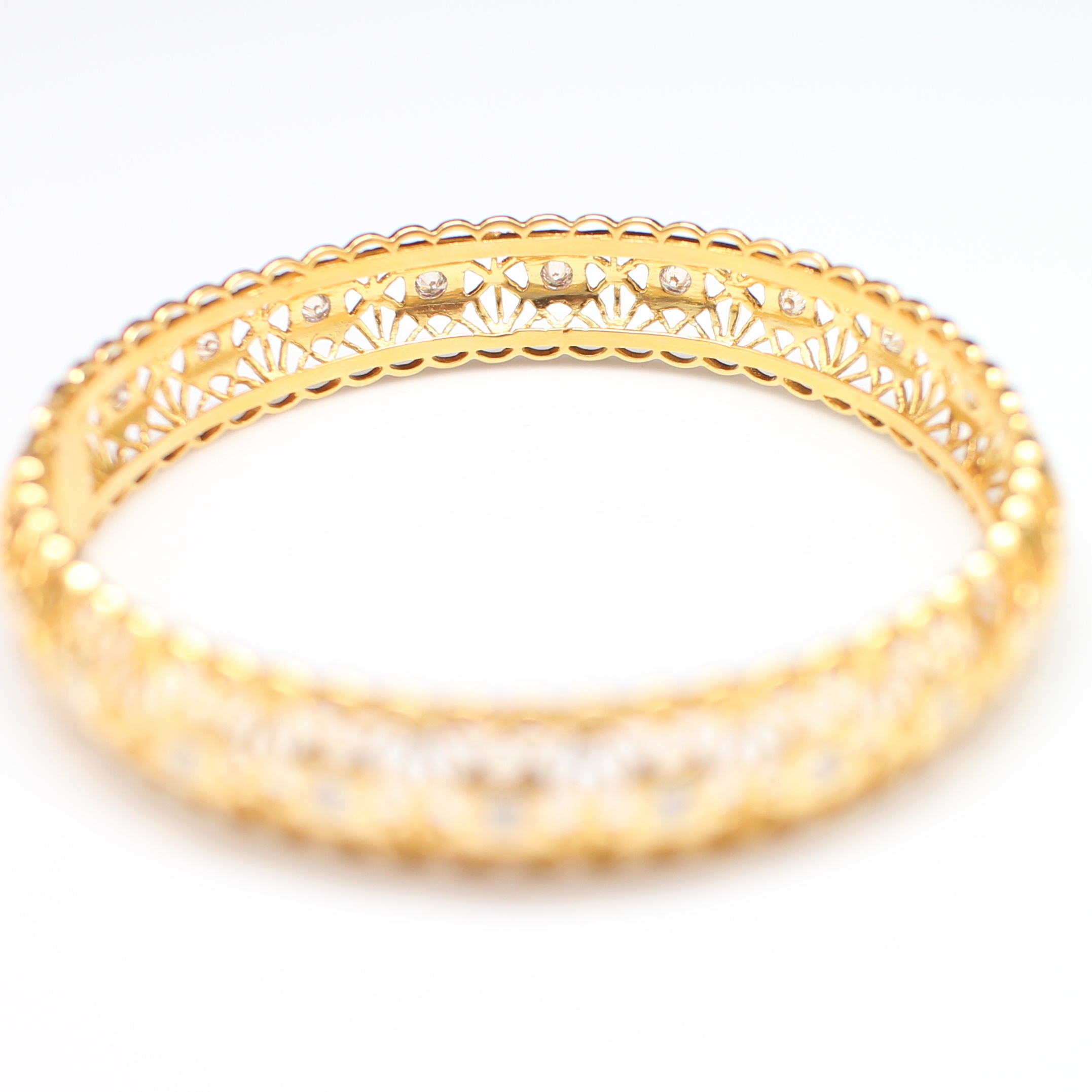 BL25126 กำไลเพชรฉลุลาย เพชรแท้ 22 เม็ด 1.10 กะรัต ทองแท้ 90% นน.รวม 20.8 กรัม เส้นผ่านศูนย์กลาง 5.3 ซม.