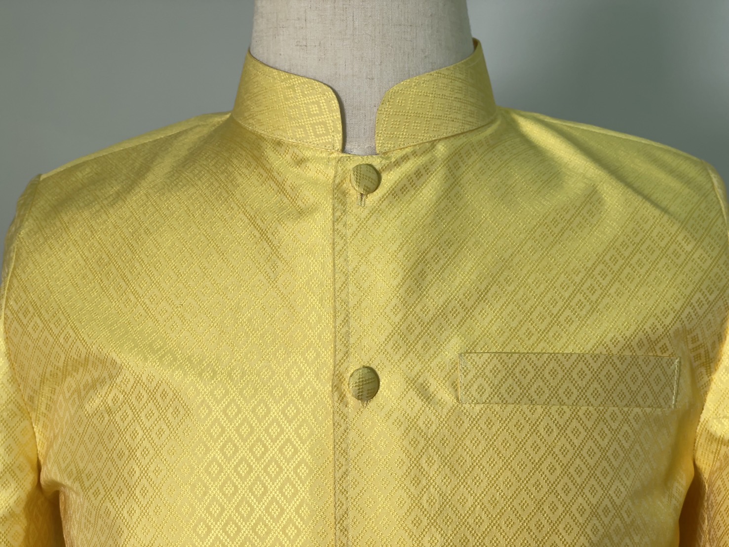 เสื้อสูทไหมคอพระราชทาน แขนยาว เนื้อยกดอก ไหมแท้ สีเหลือง Size M รหัส DM-AA-0122681